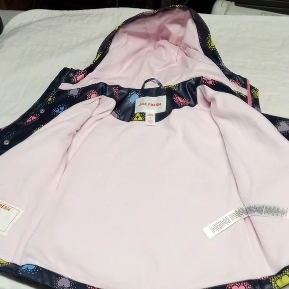 Joe Fresh new girl's lined raincoat. Colored heart design in blue, yellow, grey - Picture 2 of 4